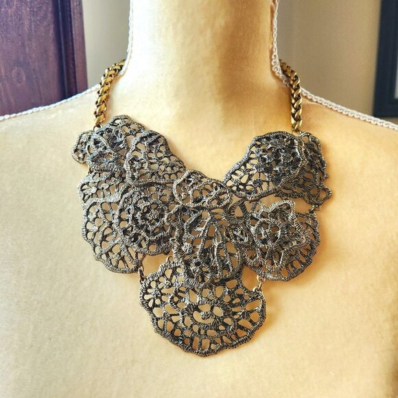 Ann Taylor Floral Lace Cluster Aged Gold Tone Steampunk Goth Statement Necklace - Picture 1 of 5